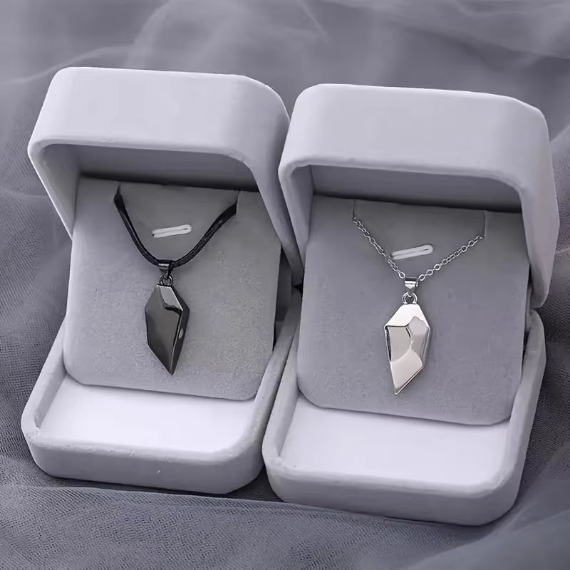 "AmourPulse Luxe Pendant Set – Magnetic Heartbeat Connection"